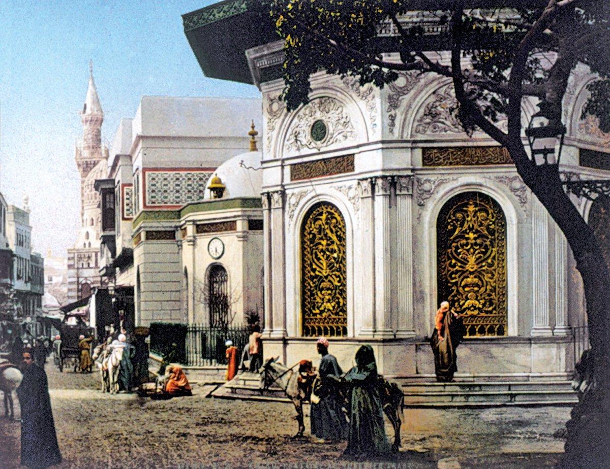XIX. yüzyılın sonlarında Kahire sokaklarından birinde eski bir sebil (İÜ Ktp., Albüm, nr. 90565)