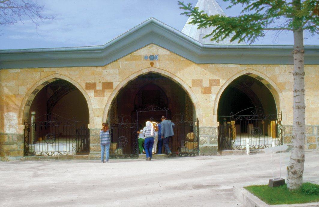 Külliyenin Hacı Bektâş-ı Velî Türbesi’ni ve Kırklar Meydanı’nı barındıran kısmının giriş revakı – Hacıbektaş/Nevşehir