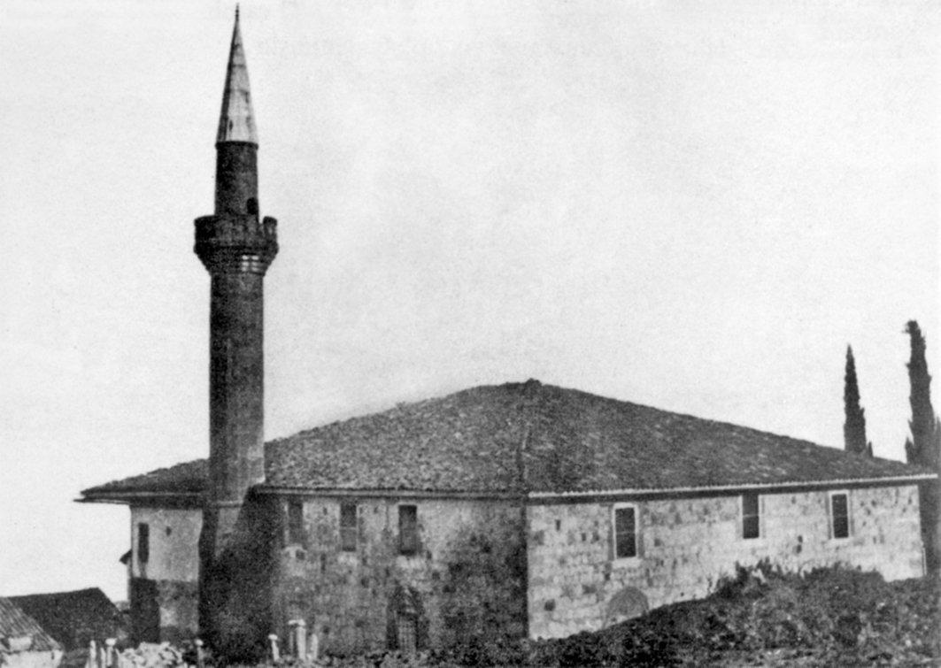 Rize Taşçıoğlu Camii’nin (Cezayirli Kaptan Ali Paşa Camii) özgün halini gösteren XIX. yüzyıl sonlarına ait bir fotoğraf (İÜ Ktp., Albüm, nr. 90764, rs. 21)