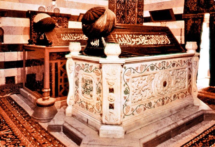 Selâhaddîn-i Eyyûbî’nin türbesi içindeki sandukası (önde) – Şam/Suriye