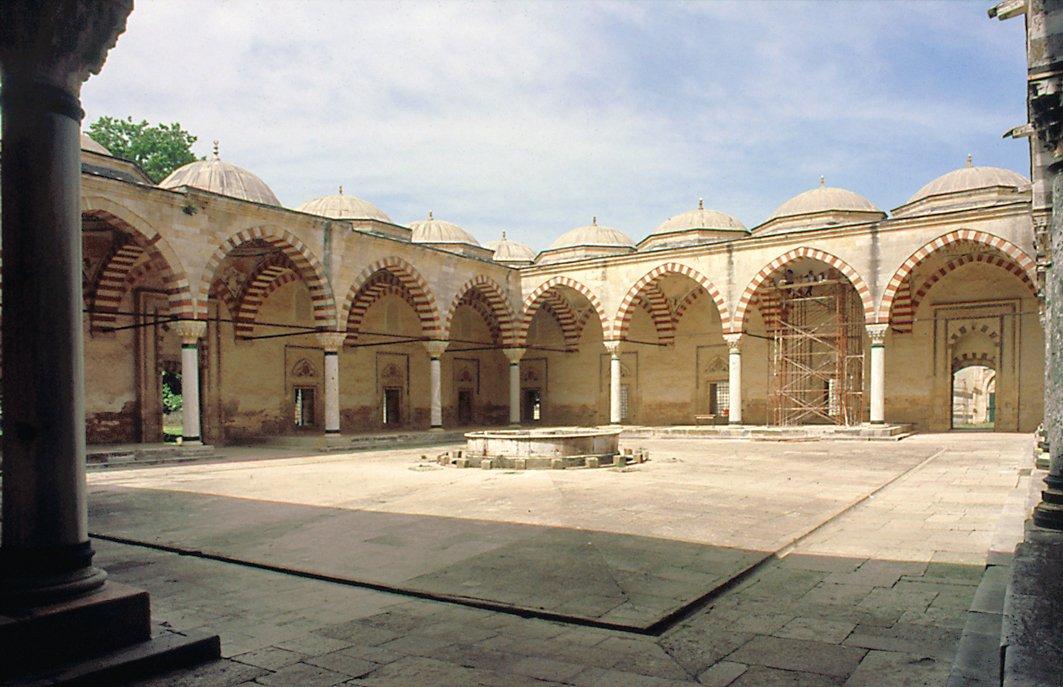 Edirne Üç Şerefeli Cami’nin avlu revakları