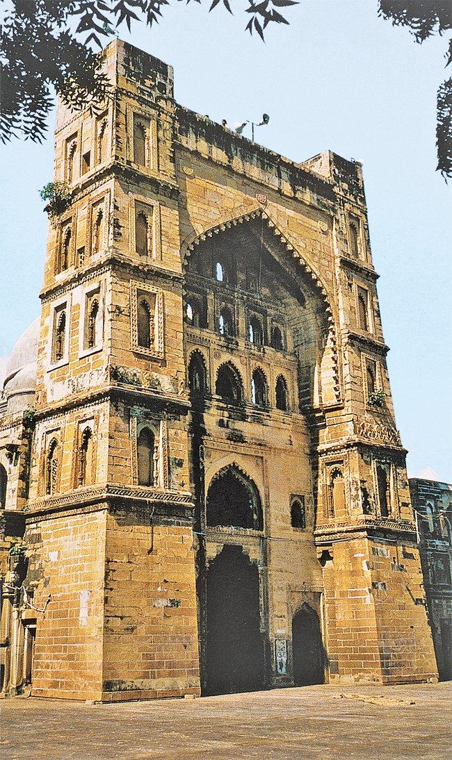 Atâlâ Camii’nin âbidevî taçkapısı