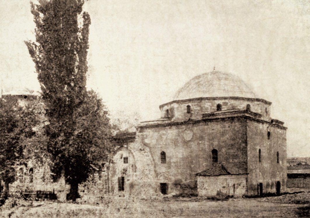 Günümüze ulaşmamış Plevne Süleyman Bey Camii’nin minaresi yıkıldıktan sonra çekilmiş bir fotoğrafı (Machiel Kiel fotoğraf arşivi)