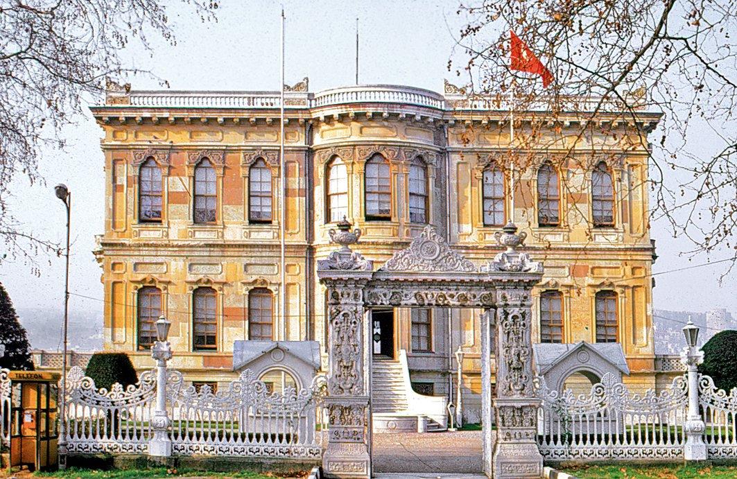 Boğaziçi’nin Anadolu sahilindeki kasırlardan Küçüksu Kasrı – Beykoz/İstanbul
