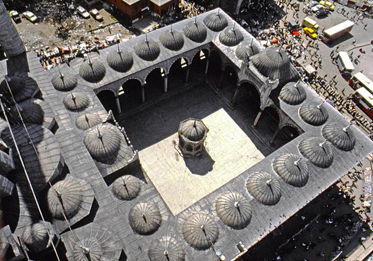 Kare planlı İstanbul Eminönü Yenicamii avlusu