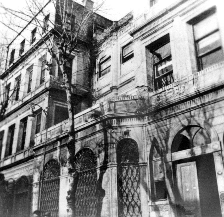 Oğlanlar Tekkesi’nin yıkılmadan önceki durumunu gösteren bir fotoğraf (İstanbul Eski Eserler Encümeni Arşivi’nden)