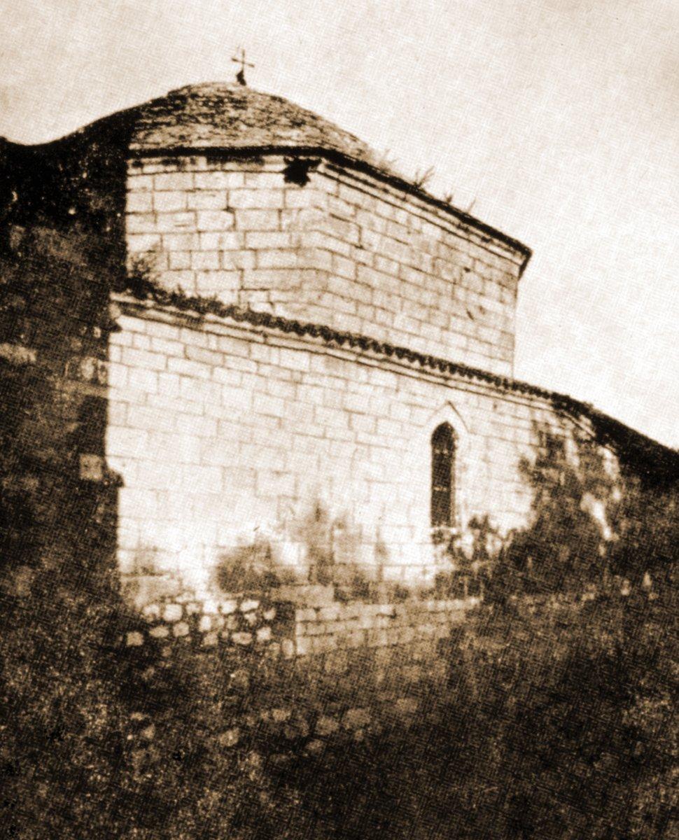 Kiliseye çevrilmiş olan Draniş Camii’nin XX. yüzyıl ortalarında çekilen bir fotoğrafı (Ayverdi, rs. 162)