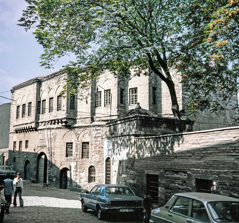 Âtıf Efendi Kütüphanesi’nin üç kat halinde inşa edilen meşruta evleri