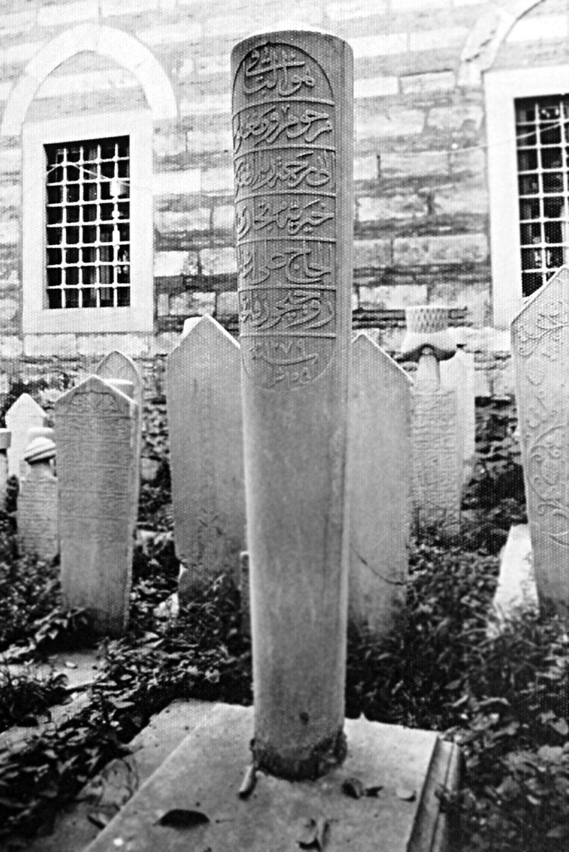 Hayriye tüccarı el-Hâc Ali Ağa’nın Âşık Paşa Camii hazîresindeki 15 Şevval 1279 (5 Nisan 1863) tarihli mezar taşı – Fatih/İstanbul)