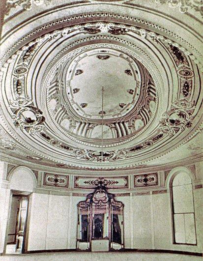 Çağlayan Kasrı’nın harem ve selâmlık bölümlerinin arasında yer alan oval kubbeli salonun eski bir fotoğrafı (S. Eyice fotoğraf arşivi)