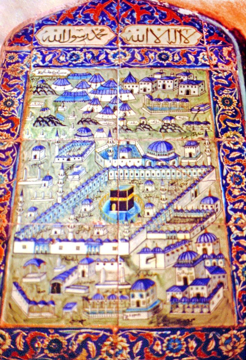 Cezerî Kasım Paşa Camii’nin mihrabının solunda yer alan Kâbe tasvirli pano