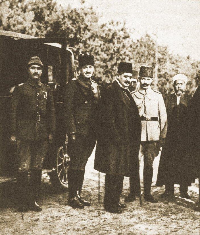 Talat Paşa harp sırasında Almanya’da, İngilizler’den alınan müslüman esirleri ziyaret ettiği kampın önünde