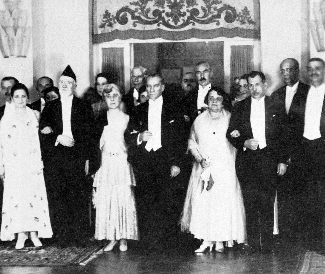 Mustafa Kemal Atatürk, Yunanistan Başbakanı Eleftherios Venizelos ile 29 Ekim 1930 tarihindeki Cumhuriyet Bayramı balosunda
