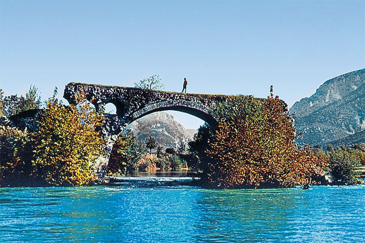 1139 (1726-27) yılında Laspochori’de Topal Osman Paşa tarafından yaptırılan Pineios Köprüsü’nün kalıntıları