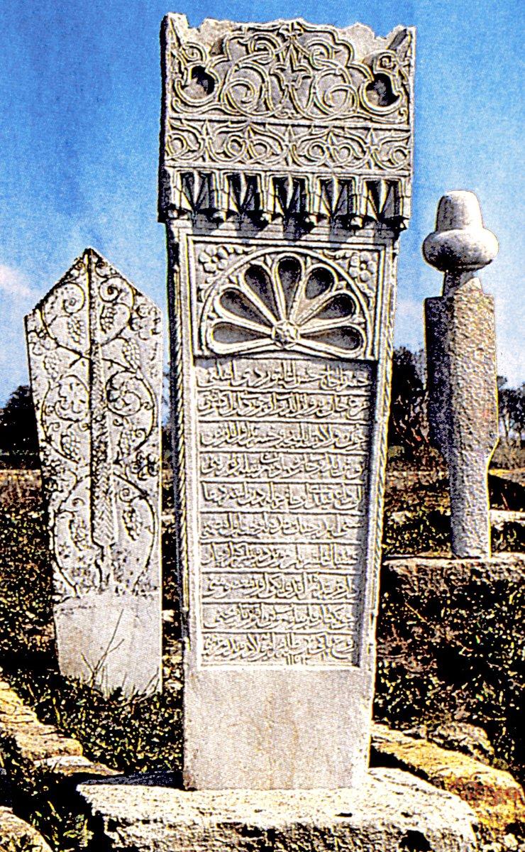 Has Yûnus Bey Türbesi hazîresindeki mezar taşlarından birkaç örnek