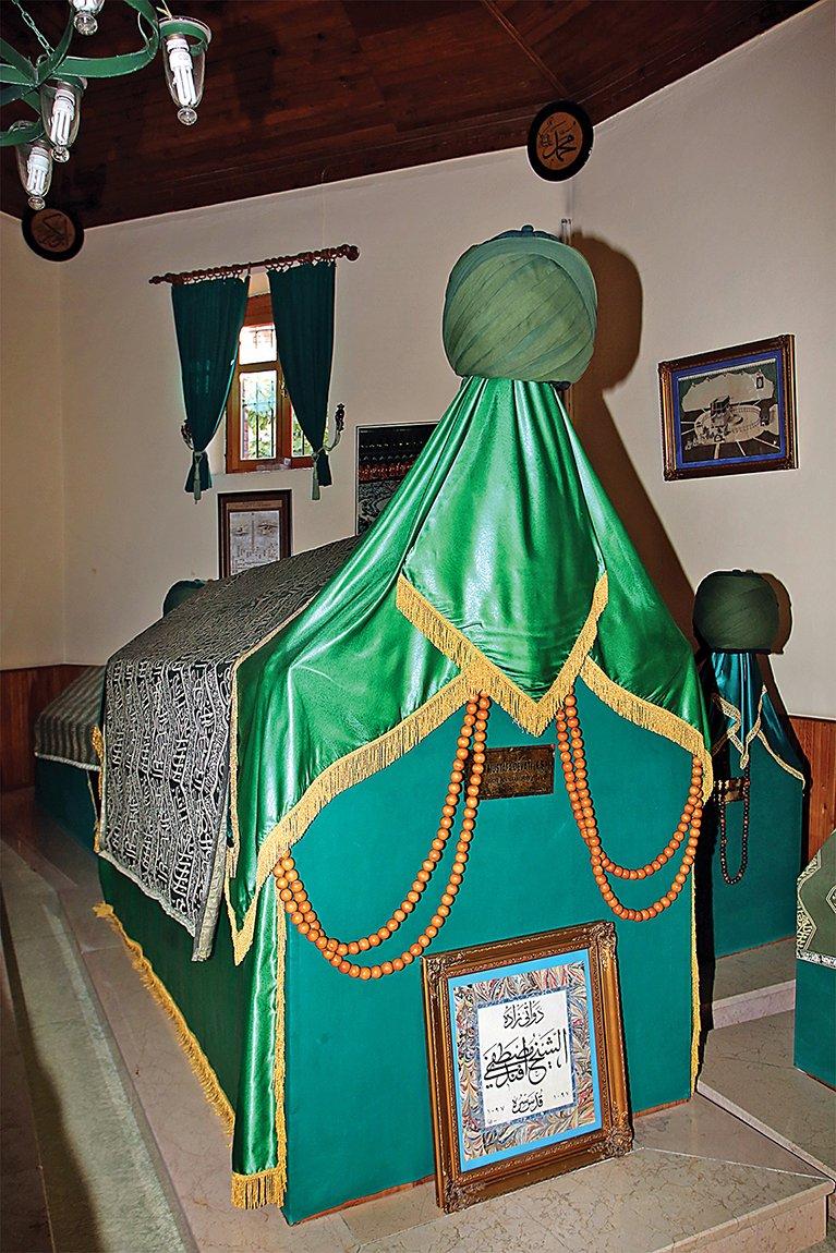 Devâtî Mustafa Efendi’nin türbesi içindeki sandukası