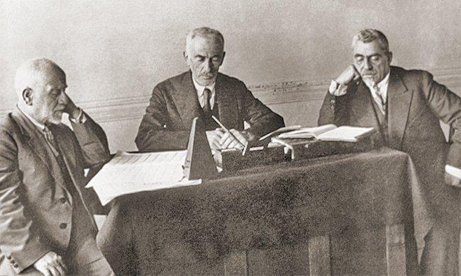 Dârülelhan’da kurulan Tarihî Türk Mûsikisi Eserlerini Tasnif ve Tesbit Heyeti (soldan sağa: Zekâizâde Hâfız Ahmed Bey, Rauf Yektâ Bey, Ali Rifat Çağatay)
