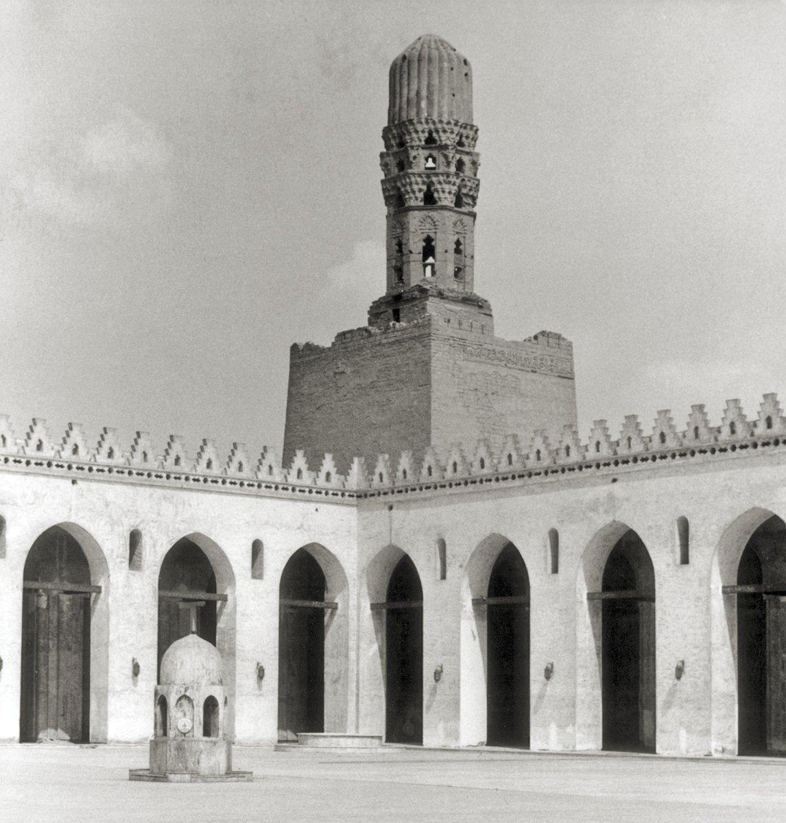 Hâkim Camii’nin avlusu ile kuzeybatı köşesindeki minare