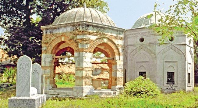Dârülhadis Camii hazîresindeki türbeler