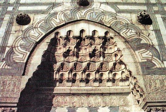Konya Karatay Medresesi taçkapısındaki mukarnaslı kavsara