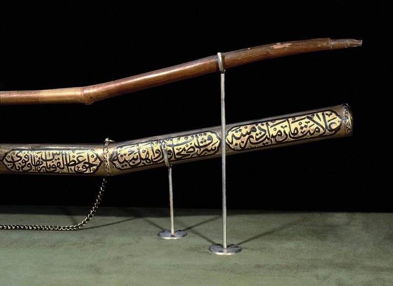 Hz. Muhammed’in kullandığı yay ile (kavs-ı saâdet) mahfazası (TSMK, Mukaddes Emanetler, nr. 21/69)