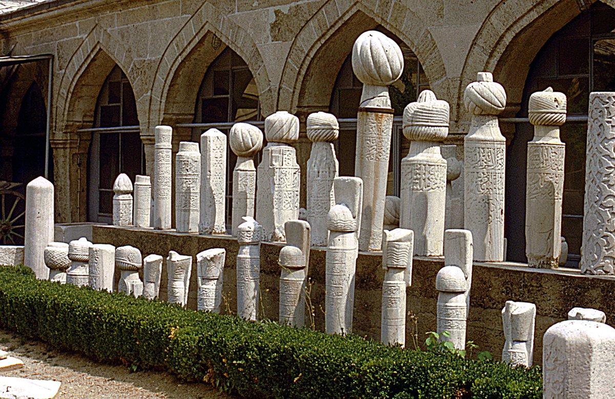 Edirne Türk ve İslâm Eserleri Müzesi’nin iç avlusunda sergilenmekte olan mezar taşları