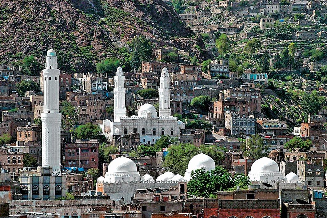 Taiz’de Muzaffer Camii ile (önde) Eşrefiyye Camii