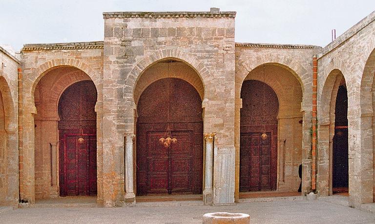 Sefâkus Ulucamii’nin revaklı avlusundan bir görünüş