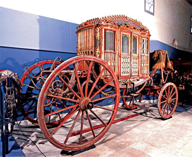 Kadın sultanlara mahsus XVIII. yüzyıla aitkoçu arabası(Topkapı Sarayı Müzesi, Has Ahur, nr. 36/1073)
