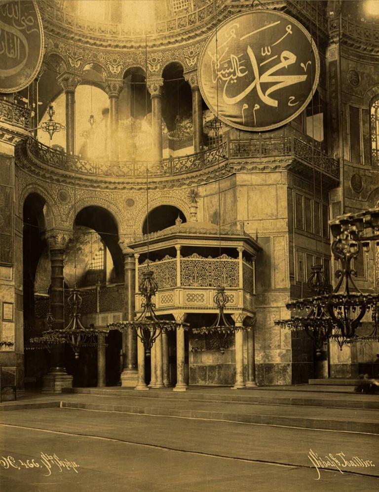 Ayasofya Camii’nin hünkâr mahfilini ve üzerinde bulunan Kazasker Mustafa İzzet’in Muhammed (as) levhasını gösteren XIX. yüzyıl sonlarına ait bir fotoğraf (Library of Congress Arşivi)