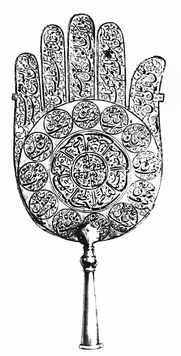 El şeklinde yapılmış XVII. yüzyıla ait bir aynada nesta‘lik hatla yazılmış Ali evlâdı adları