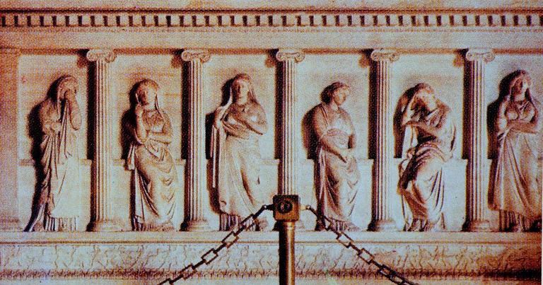 Matem tutan kadınların tasvir edildiği m.ö. IV. yüzyıla ait lahdin bir cephesi (İstanbul Arkeoloji Müzeleri, Envanter nr. 368)