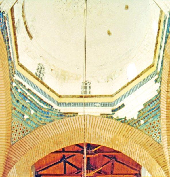 Îsâ Bey Camii’nin kıble kubbesine ait pandantiflerdeki çiniler – Selçuk/İzmir