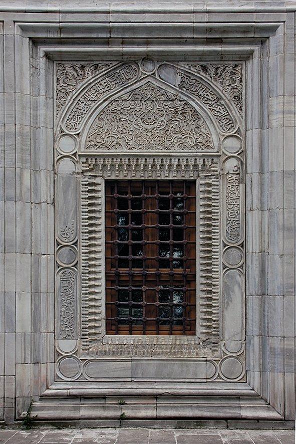 Yeşilcami’nin pencerelerinden birindeki taş işçiliği