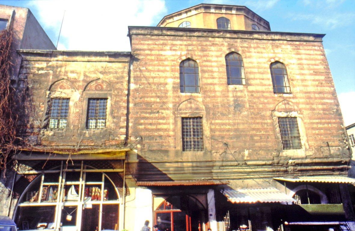 Cağaloğlu’ndaki Beşir Ağa Camii ile bitişiğindeki eski kütüphane binası – Fatih/İstanbul