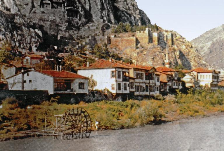 Amasya’da Yeşilırmak kıyısındaki yalılar