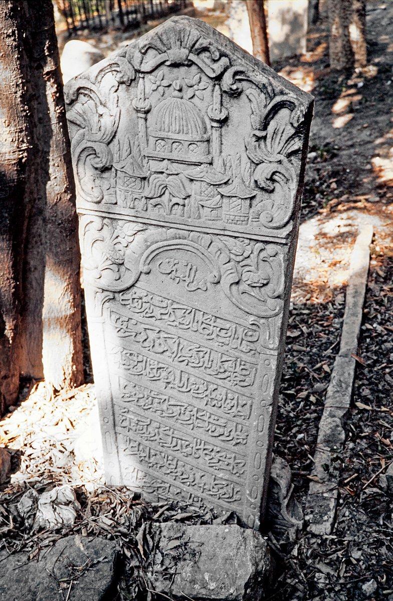 Manisa’da Alaybeyi Camii hazîresinde, tepelik kısmı cami tasvirli mezar taşlarından biri