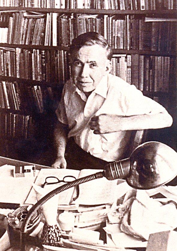 Behçet Necatigil çalışma odasında