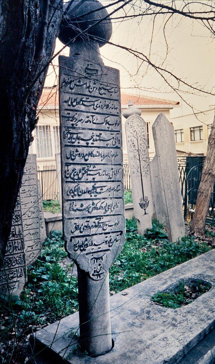 Mehmed Rûşen Efendi’nin Aziz Mahmud Hüdâyî Külliyesi hazîresindeki mezar taşı