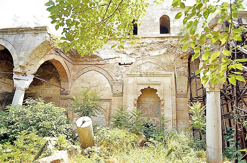 Serez’de Mehmed Bey Camii’nin yıkılmış durumdaki son cemaat revakı
