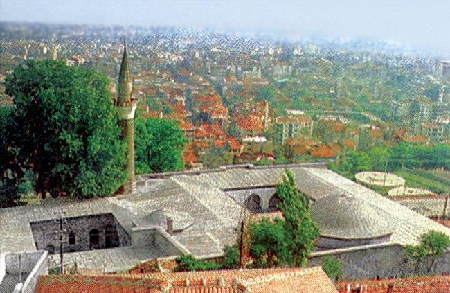 Osmanlı mimarisine esas teşkil eden Beylikler dönemi yapılarından Manisa Ulucamii