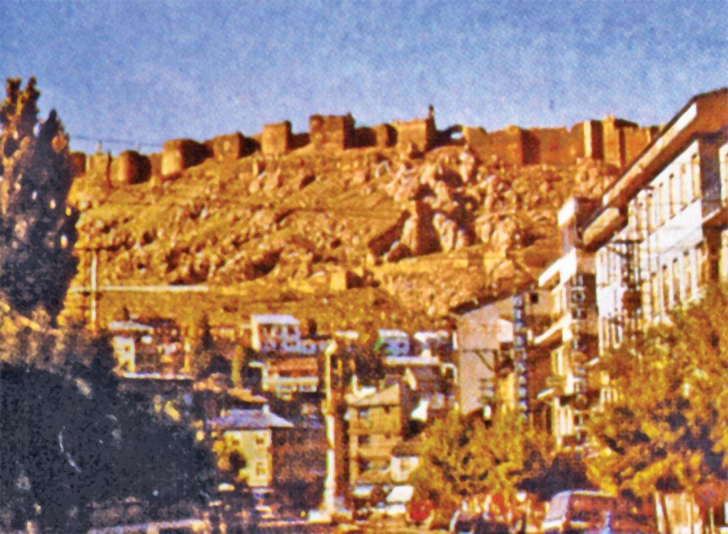 Bayburt Kalesi’nin şehirden görünüşü