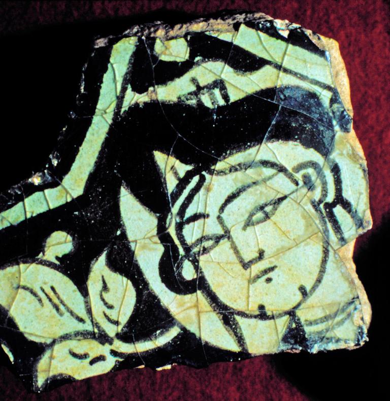 Konya Karatay Medresesi Çini Eserleri Müzesi’nde Kubâdâbâd Sarayı çinilerinden insan figürlü parça (Envanter nr. 1710)