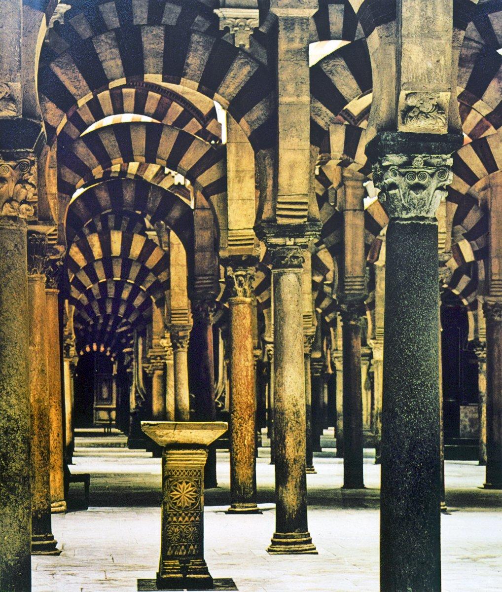 Kurtuba (Cordoba) Ulucamii’nin içinde bir kemer sırası
