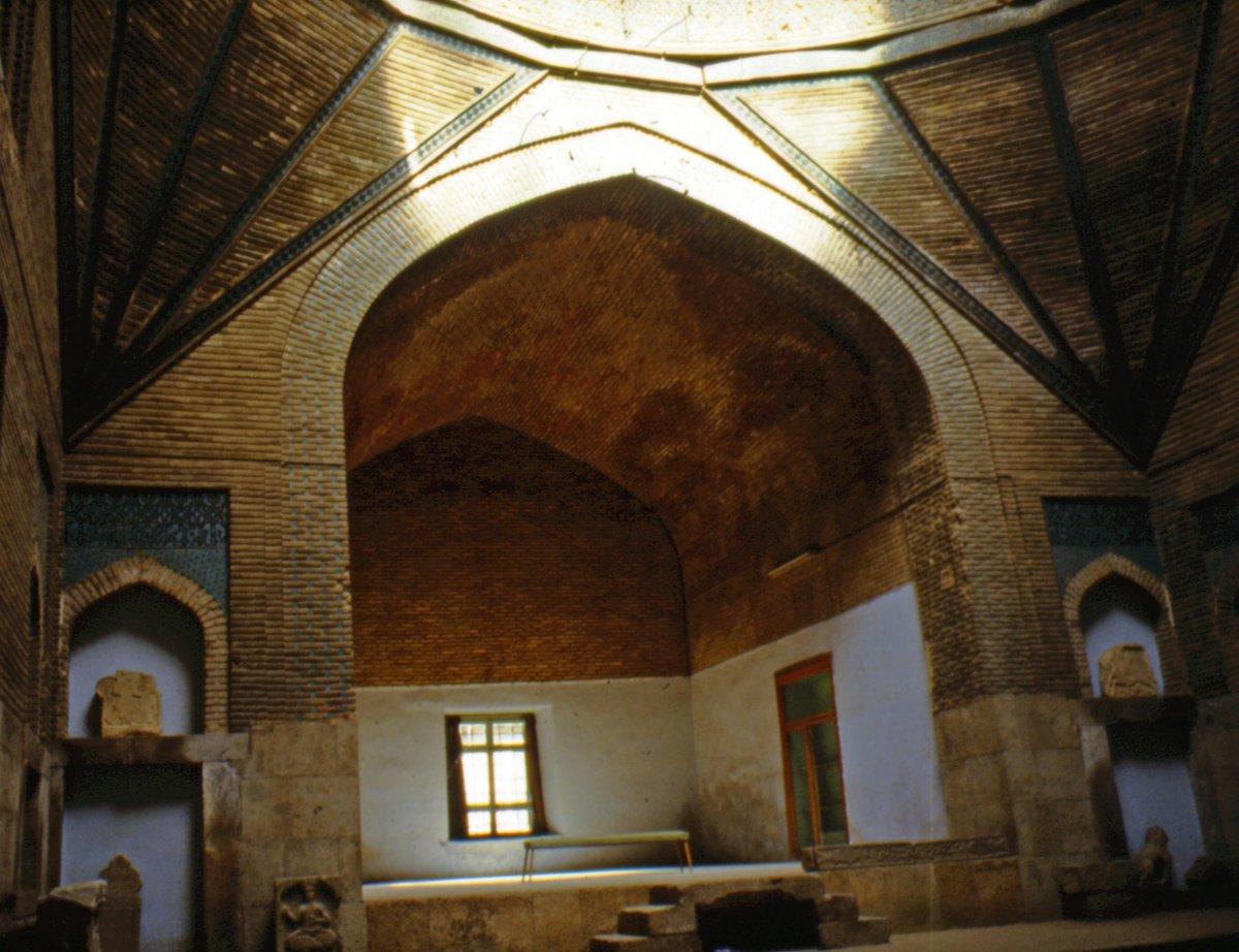 Taş ve Ahşap Eserler Müzesi olarak kullanılan İnce Minareli Medrese’nin ana eyvanı