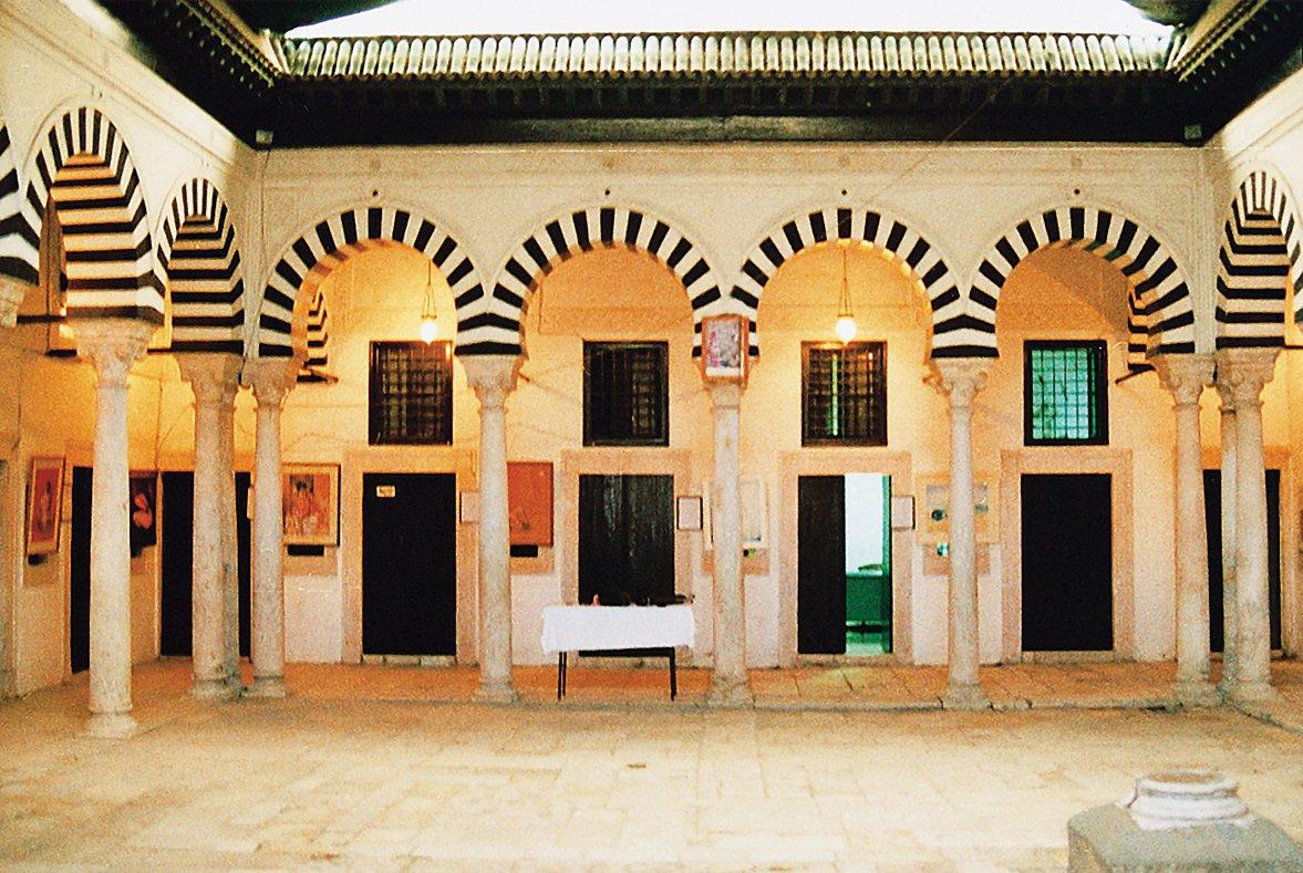 Süleymaniye Medresesi’nin revaklı avlusu – Tunus