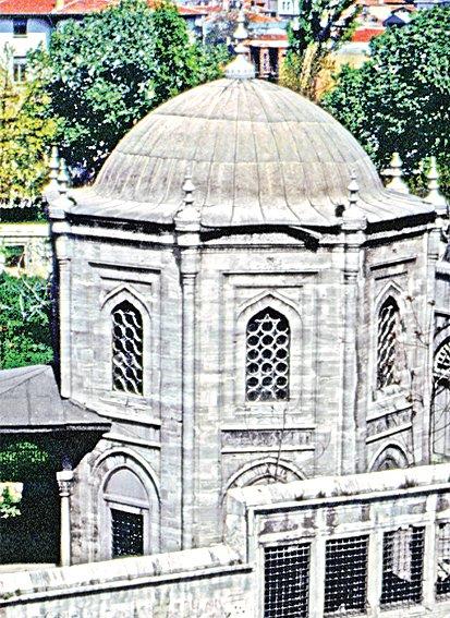 Damad İbrâhim Paşa’nın Şehzade Camii’nin dış avlusundaki türbesi – İstanbul