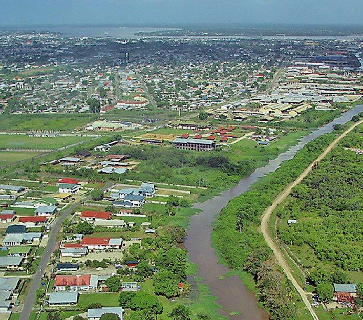 Surinam’ın başşehri Paramaribo’nunkuş bakışı görünüşü
