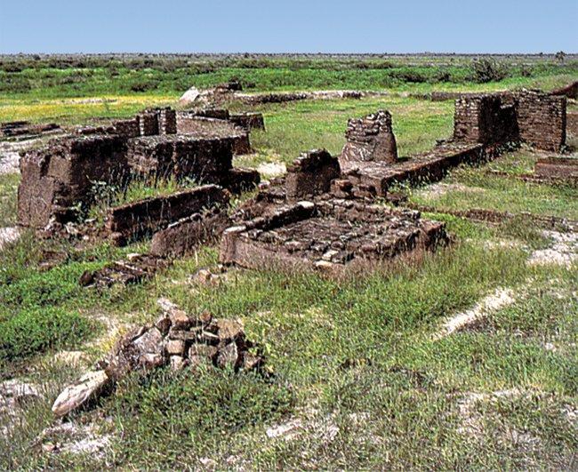 Gucerât’ın Lothal bölgesindeki arkeolojik kazılarda ortaya çıkarılan eski bir yerleşmeye ait mimari kalıntılar – Hindistan