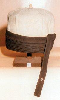 Bektaşîlik’le ilgili tarikat malzemelerinden taç (İstanbul Büyükşehir Belediyesi Şehir Müzesi, Envanter nr. 3129/2)